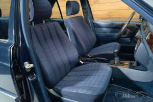 Imagen 7/19 de Mercedes-Benz 190 D (1990)