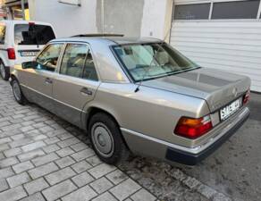 Afbeelding 3/14 van Mercedes-Benz 200 E (1989)