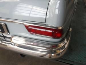 Image 23/50 de Mercedes-Benz 220 SE b (1963)
