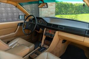 Image 22/46 de Mercedes-Benz 300 CE (1988)