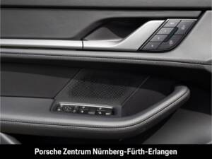 Image 30/36 of Porsche Taycan 4S Sport Turismo (2026)