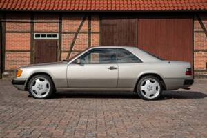 Immagine 11/73 di Mercedes-Benz 300 CE (1991)