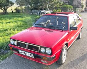 Image 1/12 de Lancia Delta 1.6 HF (1990)