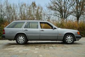 Imagen 12/50 de Mercedes-Benz 200 TE (1992)