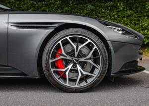 Image 25/39 of Aston Martin DB 11 Volante (2018)