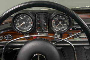 Image 28/45 of Mercedes-Benz 250 SE (1967)
