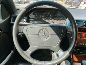 Bild 22/35 von Mercedes-Benz E 200 (1995)