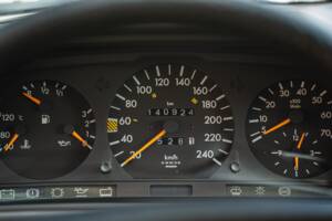 Immagine 26/73 di Mercedes-Benz 300 CE (1991)
