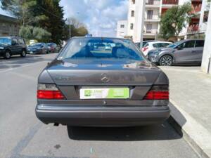 Image 11/35 of Mercedes-Benz E 200 (1995)