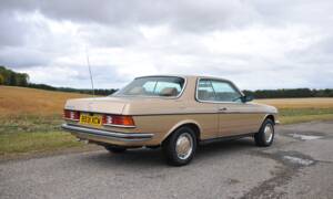 Image 2/33 of Mercedes-Benz 230 CE (1985)