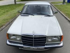 Image 9/49 of Mercedes-Benz 230 C (1980)