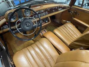 Image 4/26 de Mercedes-Benz 280 SE (1970)