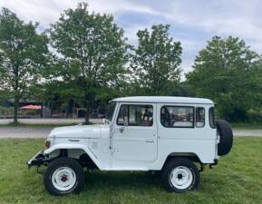 Image 4/27 of Toyota Land Cruiser FJ 40 (1982)