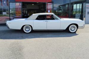 Image 24/50 of Lincoln Continental Convertible (1967)