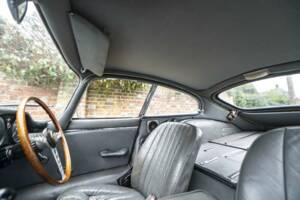 Image 26/50 de Jaguar E-Type (1968)