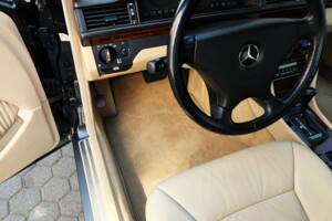 Image 20/63 of Mercedes-Benz 300 CE (1991)