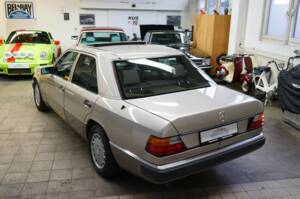 Bild 10/33 von Mercedes-Benz 230 E (1990)