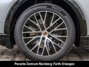 Image 12/50 of Porsche Cayenne S Electric (2026)