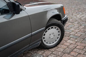 Image 2/66 of Mercedes-Benz 200 TE (1989)