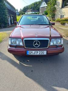 Immagine 5/10 di Mercedes-Benz E 220 &quot;Final Edition&quot; (1997)