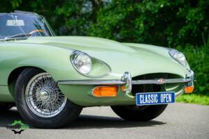 Image 15/60 de Jaguar E-Type (1969)