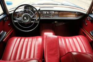 Image 21/76 de Mercedes-Benz 220 S b (1963)