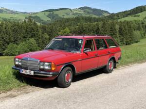 Image 4/8 of Mercedes-Benz 300 TD (1980)