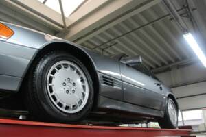 Image 11/50 of Mercedes-Benz 500 SL (1991)