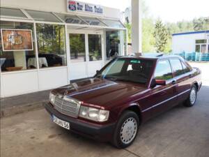 Image 8/137 of Mercedes-Benz 190 E 1.8 Avantgarde &quot;Rosso&quot; (1992)