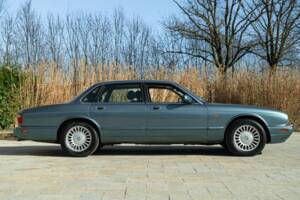 Bild 4/50 von Jaguar XJ 8 Executive (1997)