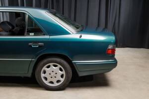 Image 11/40 de Mercedes-Benz E 220 (1995)