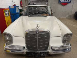 Image 4/18 of Mercedes-Benz 250 CE (1968)