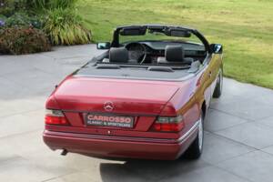 Image 7/50 of Mercedes-Benz E 220 (1994)