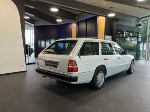 Imagen 9/22 de Mercedes-Benz 220 TE (1993)