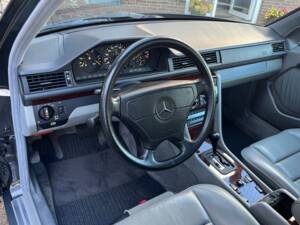 Imagen 17/64 de Mercedes-Benz E 500 (1993)