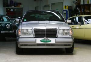 Immagine 2/43 di Mercedes-Benz E 200 (1994)