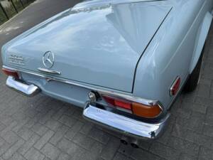 Image 12/43 de Mercedes-Benz 280 SL (1969)