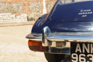 Image 21/35 de Jaguar E-Type (1968)