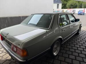 Bild 13/15 von BMW 735i (1984)