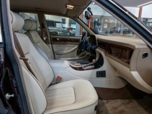 Image 15/30 of Jaguar XJ12 6.0 (1994)