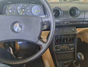 Immagine 4/5 di Mercedes-Benz 200 D (1980)