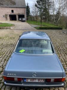 Image 7/23 of Mercedes-Benz 230 E (1984)