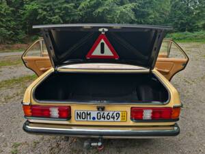 Image 11/12 of Mercedes-Benz 300 D (1980)