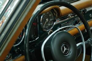 Image 26/50 de Mercedes-Benz 280 SL (1968)