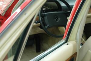 Bild 26/50 von Mercedes-Benz 260 SE (1986)