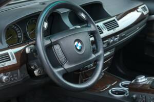 Immagine 42/50 di BMW 750i (2007)