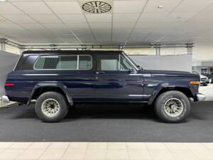 Image 2/9 of Jeep Cherokee Chief (1981)