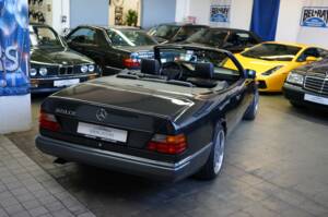 Immagine 13/30 di Mercedes-Benz 320 CE (1993)