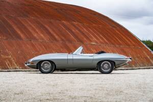 Image 7/34 de Jaguar E-Type (1968)