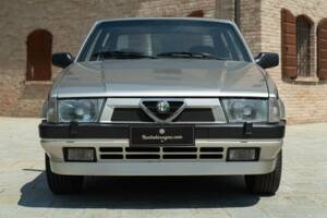 Obraz 3/50 pojazdu Alfa Romeo 75 2.0 Twin Spark (1989)